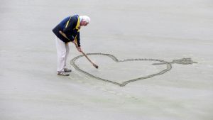 beach elderly love 160936